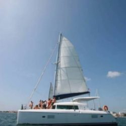 Renta de catamaran de lujo en cancun para tour de Snorkel Lagoon 440
